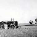 Traktorn driver tröskverket, titta på järnhjulen med taggarna.